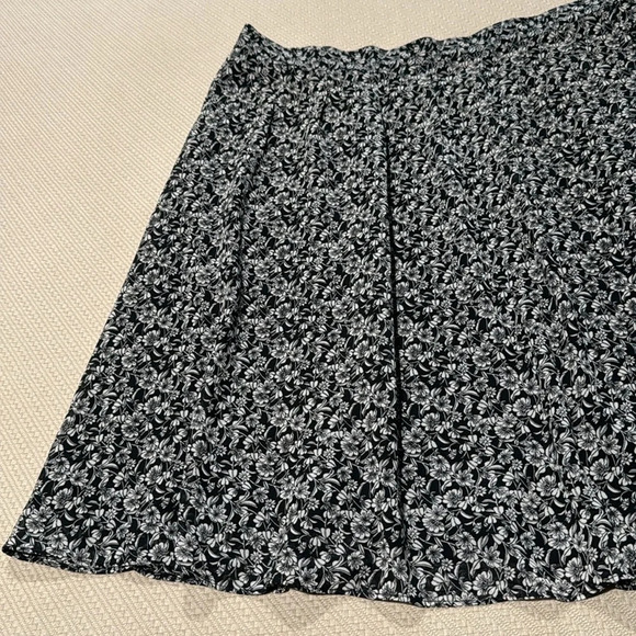 H&M Cute Skirt - Picture 3 of 11